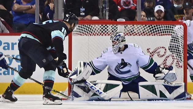 Centr Seattle Kraken Riley Sheahan dává gól brankáři Vancouveru Artursu Silovsovi. Centr Seattle Kraken Riley Sheahan dává gól brankáři Vancouveru Artursu Silovsovi.