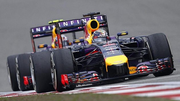 Oba monoposty Red Bullu v závěsu během VC Číny. Vpředu jede Sebastian Vettel. Oba monoposty Red Bullu v závěsu během VC Číny. Vpředu jede Sebastian Vettel.