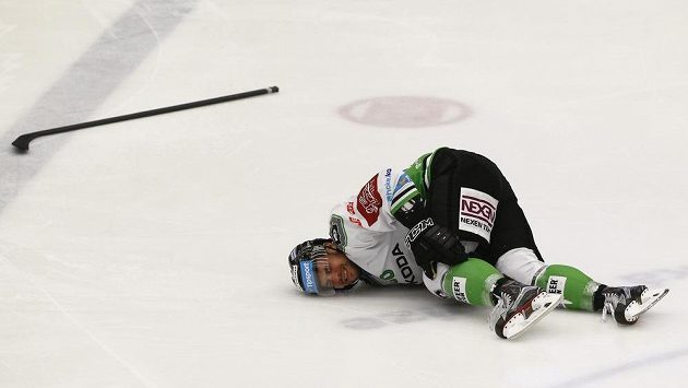 Zraněný Dominik Pacovský z Mladé Boleslavi. Zraněný Dominik Pacovský z Mladé Boleslavi.