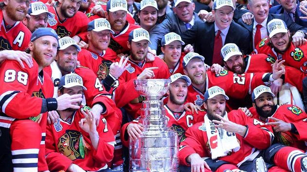Hokejisté Chicaga se radují po zisku Stanley Cupu. Hokejisté Chicaga se radují po zisku Stanley Cupu.