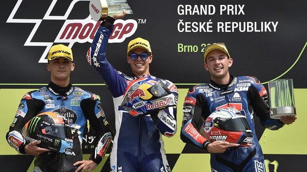 Jakub Kornfeil z ČR (vpravo) obsadil třetí místo v kategorii Moto3, zvítězil Ital Fabio Di Giannantonio (uprostřed), druhý byl Španěl Arón Canet (vlevo). Jakub Kornfeil z ČR (vpravo) obsadil třetí místo v kategorii Moto3, zvítězil Ital Fabio Di Giannantonio (uprostřed), druhý byl Španěl Arón Canet (vlevo).