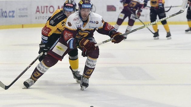 Lukáš Válek z Litvínova a David Kajínek z Jihlavy spěchají za pukem v utkání baráže. Lukáš Válek z Litvínova a David Kajínek z Jihlavy spěchají za pukem v utkání baráže.