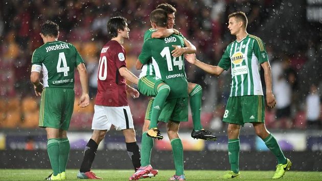 Radost fotbalistů Bohemians po vyrovnání na Letné. Na hřišti Sparty po trefě Šmída slavili remízu 1:1. Radost fotbalistů Bohemians po vyrovnání na Letné. Na hřišti Sparty po trefě Šmída slavili remízu 1:1.