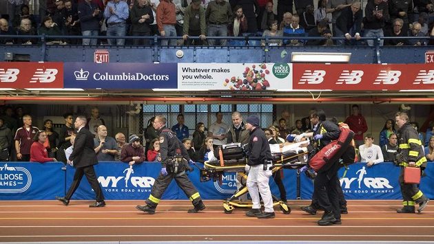 Záchranáři odváží jamajského atleta Kemoye Campbella do nemocnice poté, co zkolaboval během mítinku Millrose Games v New Yorku. Záchranáři odváží jamajského atleta Kemoye Campbella do nemocnice poté, co zkolaboval během mítinku Millrose Games v New Yorku.