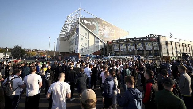 Fotbaloví fanoušci se srocují před stadionem Leedsu a protestují proti založení Super ligy. Fotbaloví fanoušci se srocují před stadionem Leedsu a protestují proti založení Super ligy.