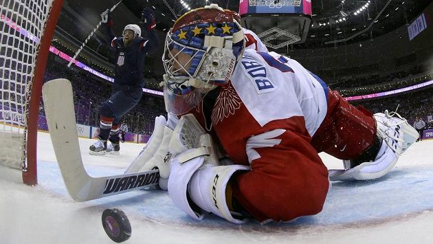 Americký forvard Phil Kessel (vlevo) oslavuje gól v duelu proti Rusku, jehož brankář Sergej Bobrovskij se marně snažil puk zastavit. Americký forvard Phil Kessel (vlevo) oslavuje gól v duelu proti Rusku, jehož brankář Sergej Bobrovskij se marně snažil puk zastavit.