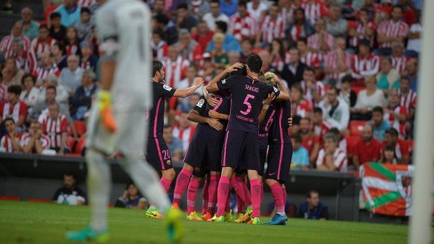 Fotbalisté Barcelony se radují po brance, kterou vstřelili na hřišti Bilbaa. Fotbalisté Barcelony se radují po brance, kterou vstřelili na hřišti Bilbaa.