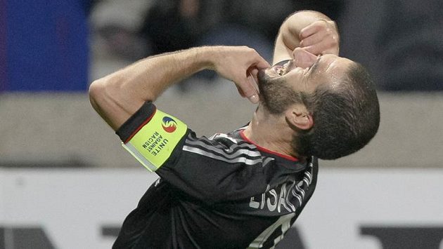 Lyonský Lisandro Lopez slaví. Lyonský Lisandro Lopez slaví.