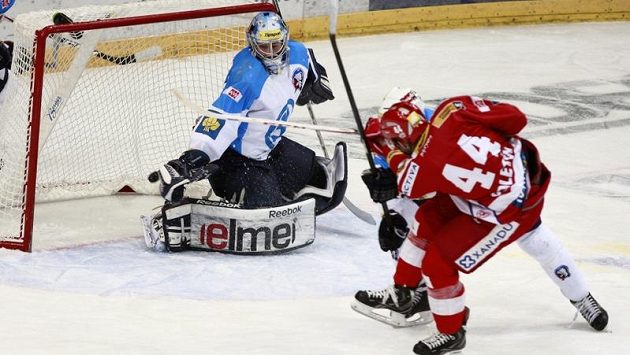 Plzeňský brankář Marek Mazanec (vlevo) kryje střelu slávisty Michala Poletína. Plzeňský brankář Marek Mazanec (vlevo) kryje střelu slávisty Michala Poletína.