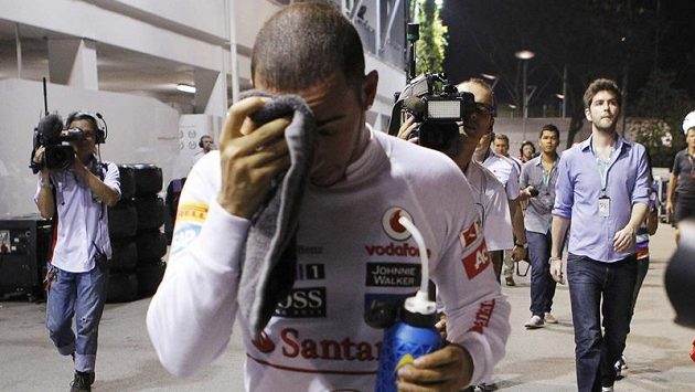 Zdrcený Lewis Hamilton prochází po odstoupení z GP Singapuru paddockem. Několik dnů poté se dohodl na smlouvě s Mercedesem. Zdrcený Lewis Hamilton prochází po odstoupení z GP Singapuru paddockem. Několik dnů poté se dohodl na smlouvě s Mercedesem.
