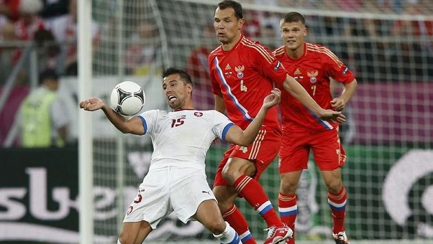 Milan Baroš bojuje s ruskou obranou Milan Baroš bojuje s ruskou obranou