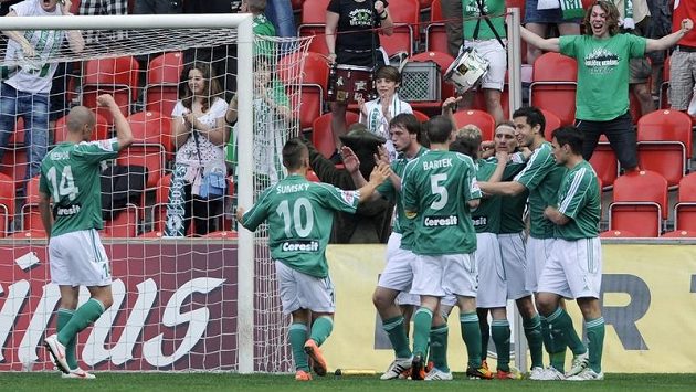 Fotbalisté Bohemians 1905 se radujé po ukončení série 17 zápasů bez výhry po vítěztsví nad Příbramí. Fotbalisté Bohemians 1905 se radujé po ukončení série 17 zápasů bez výhry po vítěztsví nad Příbramí.