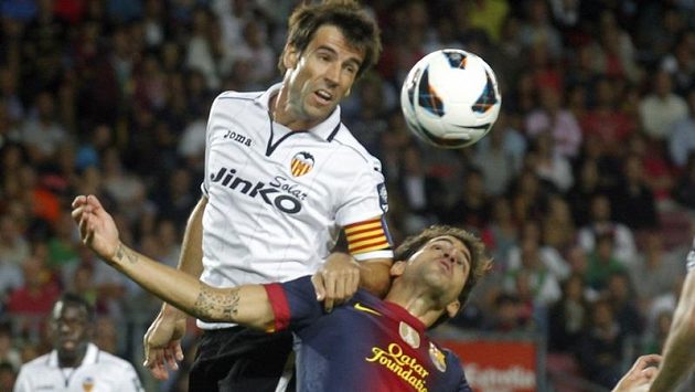 David Albelda, kapitán fotbalistů Valencie, ve vzdušném souboji s Ceskem Fábregasem z Barcelony David Albelda, kapitán fotbalistů Valencie, ve vzdušném souboji s Ceskem Fábregasem z Barcelony