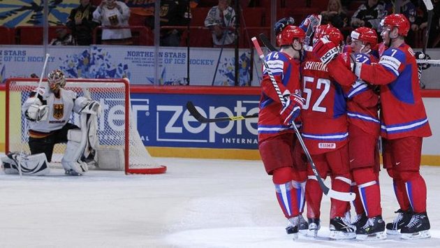 Ruští hokejisté se radují z branky proti Německu. Vlevo zklamaný brankář Dimitrij Kotschnew. Ruští hokejisté se radují z branky proti Německu. Vlevo zklamaný brankář Dimitrij Kotschnew.