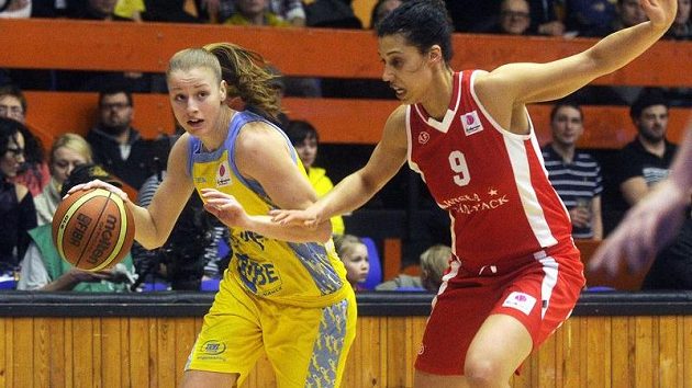 Kateřina Elhotová z USK (vlevo) a Nicole Powellová z Krakova v osmifinále Evropské ligy. Kateřina Elhotová z USK (vlevo) a Nicole Powellová z Krakova v osmifinále Evropské ligy.