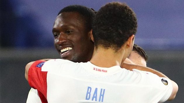 Abdallah Sima a Alexander Bah ze Slavie se radují z gólu. Abdallah Sima a Alexander Bah ze Slavie se radují z gólu.