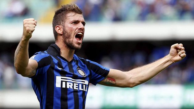 Davide Santon z Interu Milán se raduje po ligové výhře nad Chievem. Davide Santon z Interu Milán se raduje po ligové výhře nad Chievem.