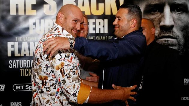 Tyson Fury (vlevo) a Sefer Seferi na tiskové konferenci před zápasem. V ringu asi tolik úsměvů nebude. Tyson Fury (vlevo) a Sefer Seferi na tiskové konferenci před zápasem. V ringu asi tolik úsměvů nebude.