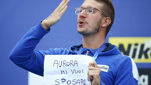 Italský plavec Simone Ruffini vytáhl papír s nápisem "Auroro, vezmeš si mě?" Italský plavec Simone Ruffini vytáhl papír s nápisem "Auroro, vezmeš si mě?"