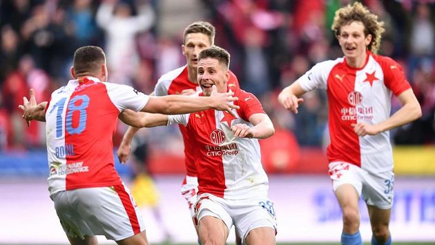 Euforie v podání fotbalistů Slavie. V ligovém šlágru nad Plzní sešívaní jasně vyhráli. Euforie v podání fotbalistů Slavie. V ligovém šlágru nad Plzní sešívaní jasně vyhráli.