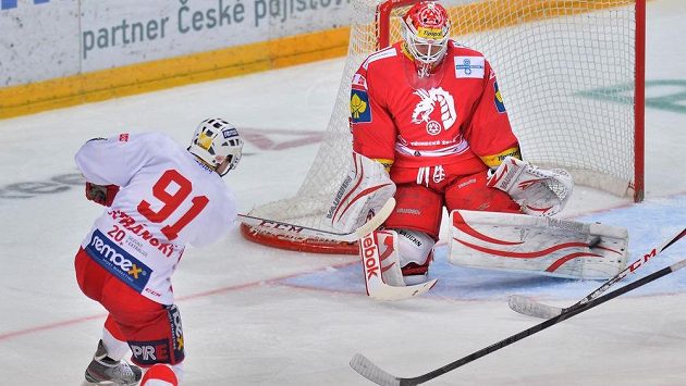 Třinecký brankář Šimon Hrubec v utkání proti pražské Slavii. Třinecký brankář Šimon Hrubec v utkání proti pražské Slavii.