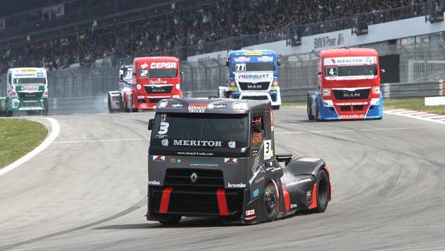 Adam Lacko si jede s tahačem Renault pro vítězství v závodu ME na Nürburgringu. Adam Lacko si jede s tahačem Renault pro vítězství v závodu ME na Nürburgringu.
