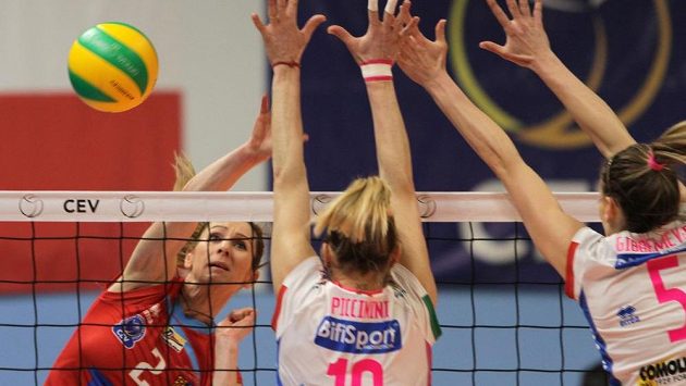 Zleva Helena Horká z Prostějova blokovaná Francescou Piccininiovou z Novary během zápasu Ligy mistryň (ilustrační foto) Zleva Helena Horká z Prostějova blokovaná Francescou Piccininiovou z Novary během zápasu Ligy mistryň (ilustrační foto)