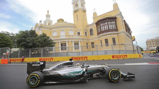 Úvodní trénink F1 na nové trati v Baku zvládl nejlépe Lewis Hamilton. Úvodní trénink F1 na nové trati v Baku zvládl nejlépe Lewis Hamilton.