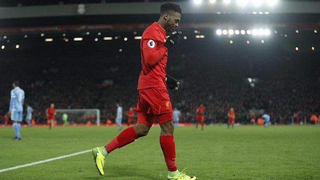 Liverpoolský Daniel Sturridge oslavuje gól proti Stoke City. Liverpoolský Daniel Sturridge oslavuje gól proti Stoke City.