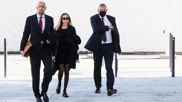 Bývalý generální sekretář FIFA Jerome Valcke (vpravo) míří k soudu v Bellinzoně. Bývalý generální sekretář FIFA Jerome Valcke (vpravo) míří k soudu v Bellinzoně.