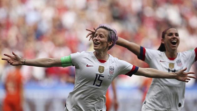 Americká fotbalistka Megan Rapinoeová oslavuje gól z penalty ve finále mistrovství světa proti Nizozemsku. Americká fotbalistka Megan Rapinoeová oslavuje gól z penalty ve finále mistrovství světa proti Nizozemsku.