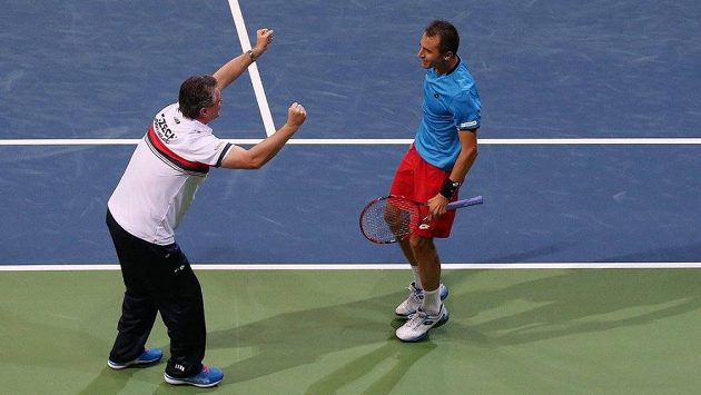Lukáš Rosol se raduje s kapitánem Jaroslavem Navrátilem z vítězství nad Alexanderem Zverevem z Německa. Lukáš Rosol se raduje s kapitánem Jaroslavem Navrátilem z vítězství nad Alexanderem Zverevem z Německa.