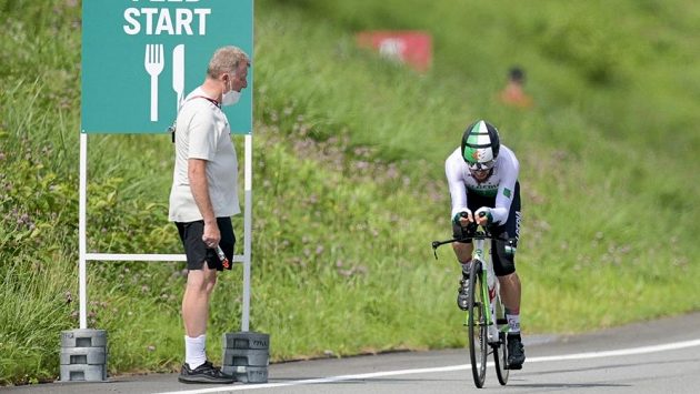 Sportovní ředitel Německého cyklistického svazu Patrick Moster hecuje při olympijské časovce svého svěřence Nikiase Arndta. Sportovní ředitel Německého cyklistického svazu Patrick Moster hecuje při olympijské časovce svého svěřence Nikiase Arndta.