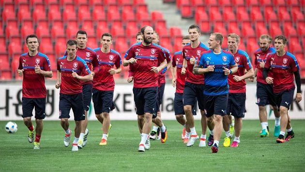 Čeští fotbaloví reprezentanti na tréninku. Čeští fotbaloví reprezentanti na tréninku.