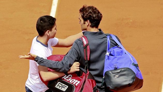 Mladý fanoušek se dožaduje společné fotografie s Rogerem Federerem. Ten ale gestikuluje na ochranku, která chlapce na kurt vůbec neměla vpustit. Mladý fanoušek se dožaduje společné fotografie s Rogerem Federerem. Ten ale gestikuluje na ochranku, která chlapce na kurt vůbec neměla vpustit.