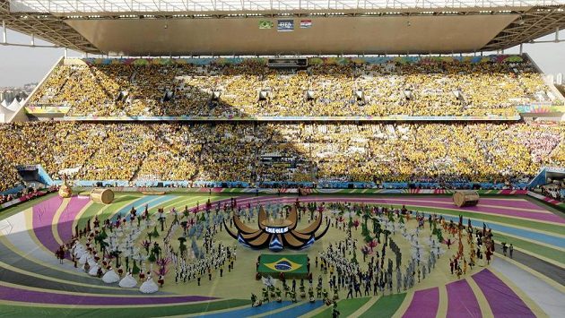 Zahajovací ceremoniál na stadiónu Arena Corinthians v Sao Paulu vyvrcholil rozevřením míče ve středu, čímž vzniklo pódium pro hudební vystoupení tria Pitbull, Claudia Leitteová a Jennifer Lopezová, které zazpívalo hymnu šampionátu We Are One. Zahajovací ceremoniál na stadiónu Arena Corinthians v Sao Paulu vyvrcholil rozevřením míče ve středu, čímž vzniklo pódium pro hudební vystoupení tria Pitbull, Claudia Leitteová a Jennifer Lopezová, které zazpívalo hymnu šampionátu We Are One.