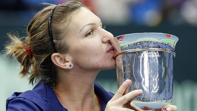Rumunka Simona Halepová s trofejí pro vítězku turnaje v Moskvě. Rumunka Simona Halepová s trofejí pro vítězku turnaje v Moskvě.