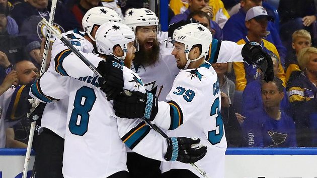 Brent Burns (88) a jeho spoluhráči ze San Jose se radují z druhého gólu kanadského zadáka v zápase na ledě St. Louis. Brent Burns (88) a jeho spoluhráči ze San Jose se radují z druhého gólu kanadského zadáka v zápase na ledě St. Louis.
