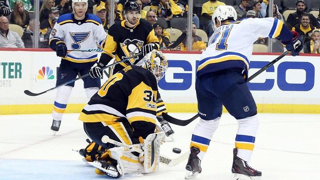 Útočník Vladimír Sobotka v dresu St. Louis Blues zkouší překonat brankáře Pittsburghu Penguins v utkání NHL. Nakonec si český hráč přípsal dvě asistence, jeho tým vyhrál 5:4 v prodloužení. Útočník Vladimír Sobotka v dresu St. Louis Blues zkouší překonat brankáře Pittsburghu Penguins v utkání NHL. Nakonec si český hráč přípsal dvě asistence, jeho tým vyhrál 5:4 v prodloužení.