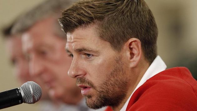 Kapitán anglického národního výběru Steven Gerrard na tiskové konferenci. Kapitán anglického národního výběru Steven Gerrard na tiskové konferenci.