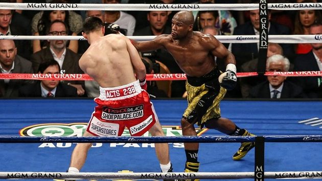 Hvězdný Floyd Mayweather (vpravo) zasahuje v Las Vegas svého soupeře Roberta Guerrera. Hvězdný Floyd Mayweather (vpravo) zasahuje v Las Vegas svého soupeře Roberta Guerrera.