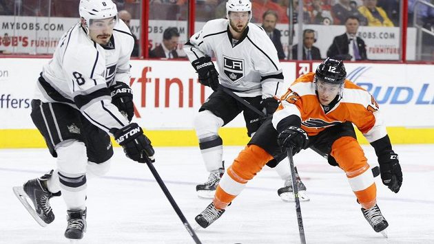 Michael Raffl (vpravo) z Philadelphie se snaží vypíchnout puk Drewu Doughtymu z Los Angeles. Michael Raffl (vpravo) z Philadelphie se snaží vypíchnout puk Drewu Doughtymu z Los Angeles.
