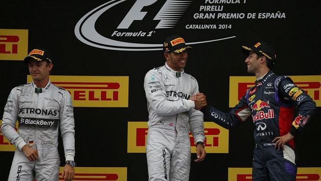 Vítězný Lewis Hamilton (uprostřed) si po VC Španělska podává ruku se třetím Ricciardem ze stáje Red Bull. Vlevo je celkově druhý Hamiltonův stájový kolega Nico Rosberg. Vítězný Lewis Hamilton (uprostřed) si po VC Španělska podává ruku se třetím Ricciardem ze stáje Red Bull. Vlevo je celkově druhý Hamiltonův stájový kolega Nico Rosberg.