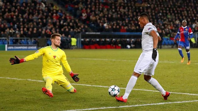 Tomáš Vaclík z Basileje čelí střele Anthonyho Martiala z Manchesteru United. Tomáš Vaclík z Basileje čelí střele Anthonyho Martiala z Manchesteru United.
