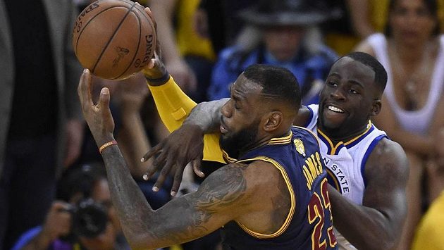 Hvězda Clevelandu LeBron James (vlevo) je atakován Draymondem Greenem z Golden State Warriors. Hvězda Clevelandu LeBron James (vlevo) je atakován Draymondem Greenem z Golden State Warriors.
