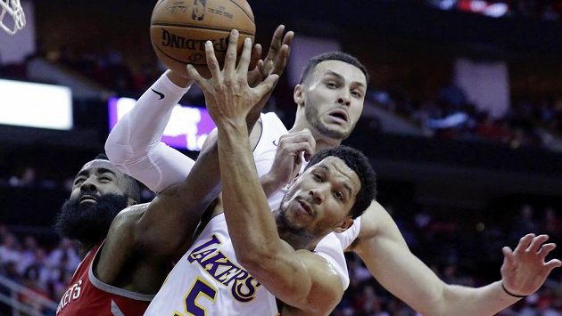 James Harden (vlevo) z Houstonu bojuje s dvojicí hráčů Los Angeles Lakers. James Harden (vlevo) z Houstonu bojuje s dvojicí hráčů Los Angeles Lakers.