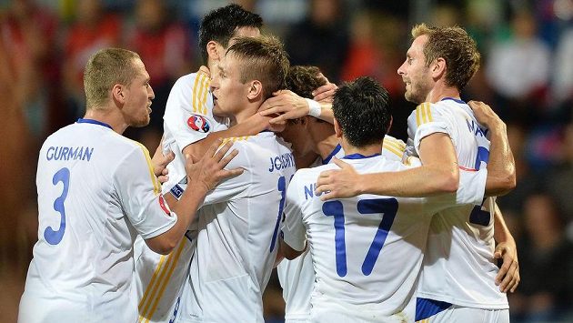 Fotbalisté Kazachstánu se radují z vedoucího gólu nad Českou republikou. Fotbalisté Kazachstánu se radují z vedoucího gólu nad Českou republikou.