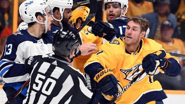 Kanadský útočník Kyle Turris (bez helmy) ve strkanici s hráči Winnipegu. Kanadský útočník Kyle Turris (bez helmy) ve strkanici s hráči Winnipegu.