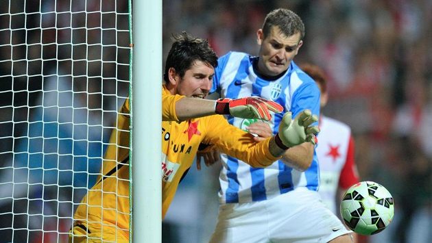 Mladoboleslavský stoper Jakub Navrátil (vpravo) před slávistickým brankářem Karlem Hrubešem. Mladoboleslavský stoper Jakub Navrátil (vpravo) před slávistickým brankářem Karlem Hrubešem.