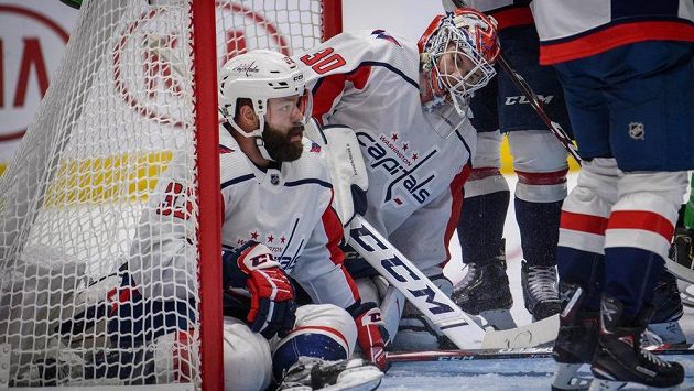 Radko Gudas (33) a brankář Ilja Samsonov (30) z Washingtonu. Radko Gudas (33) a brankář Ilja Samsonov (30) z Washingtonu.